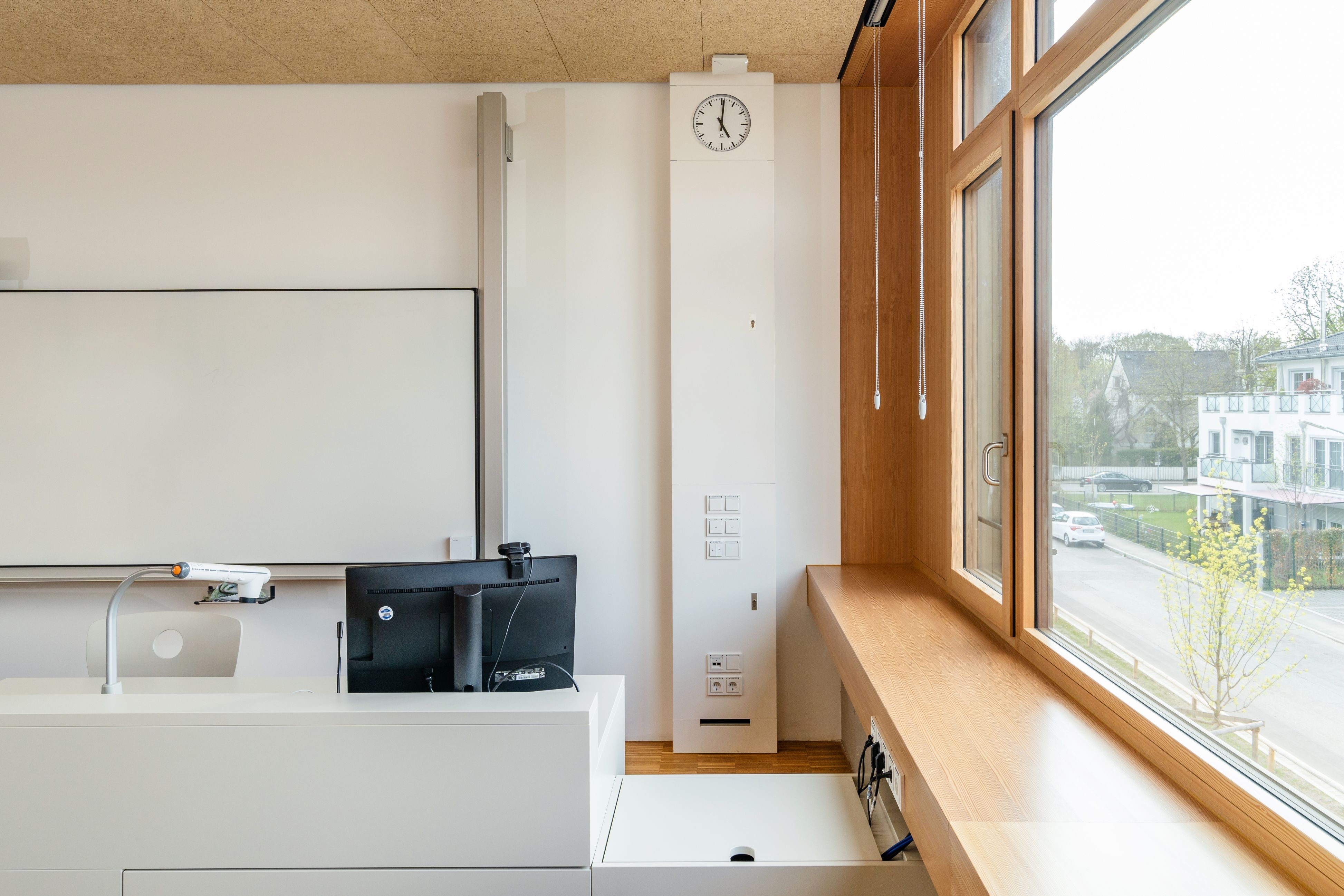 To supply workspaces (top) with sufficient connections, Hager offers various solutions that are convincing both functionally and visually. The brand's media column (bottom) can also be used to adapt classrooms to modern requirements