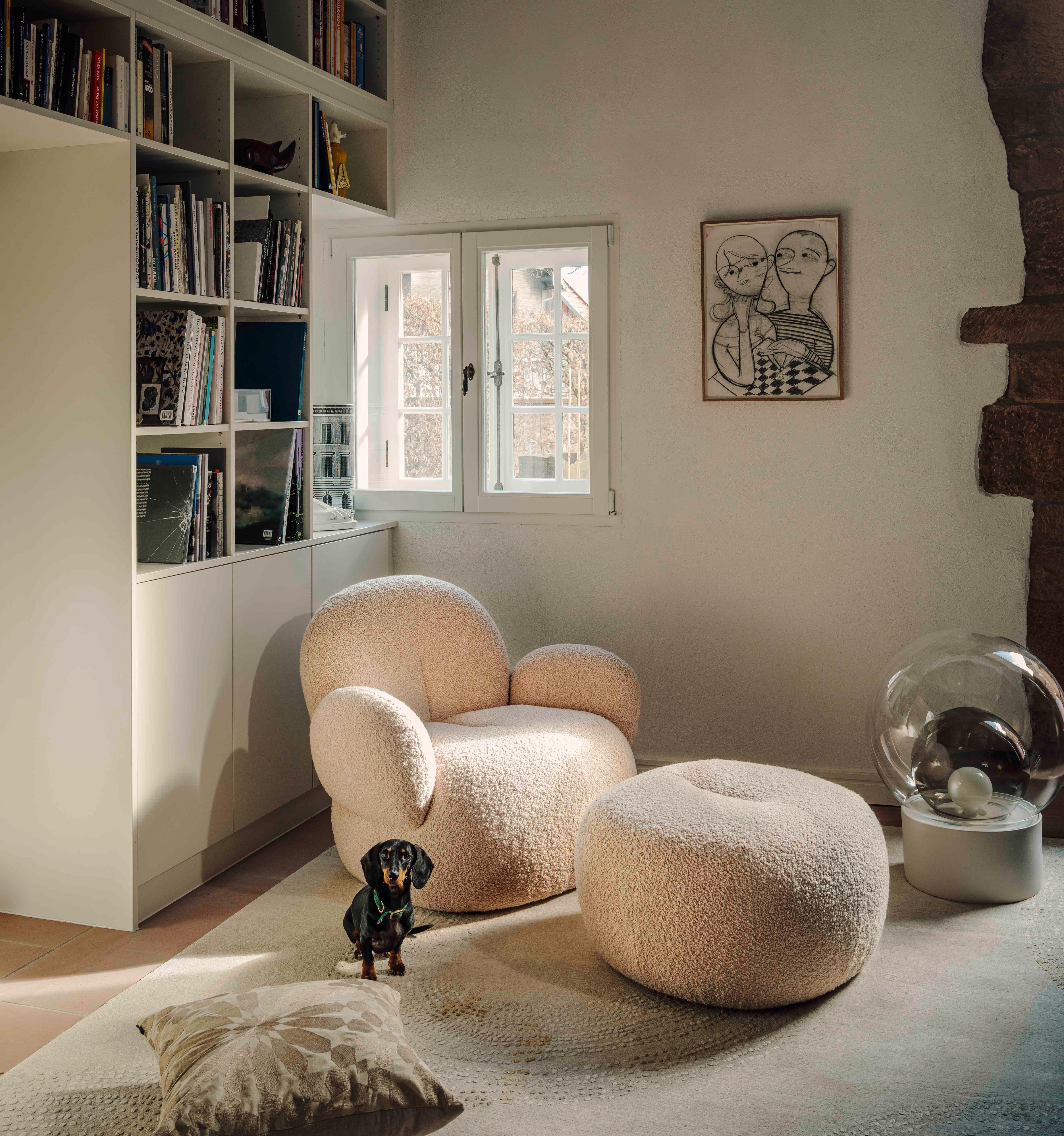 2021 launchte Freifrau den Nana Gestellstuhl. Jetzt ist Nana eine Grossfamilie. Zu ihr gehören Couch, Loveseat und ein kugeliger Ottoman