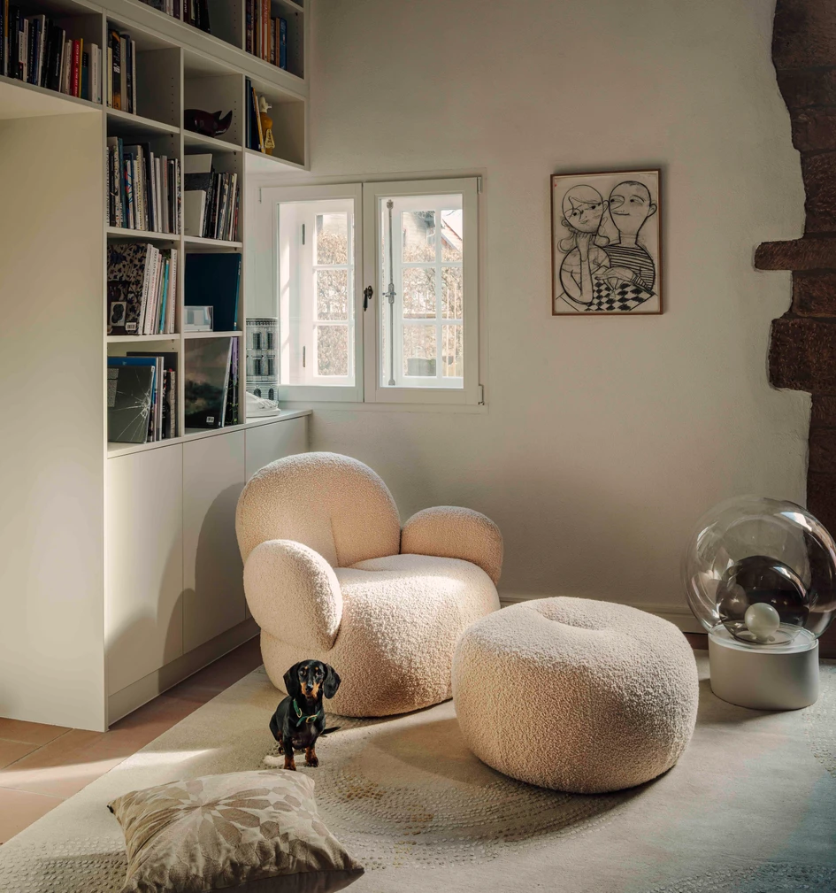 2021 launchte Freifrau den Nana Gestellstuhl. Jetzt ist Nana eine Grossfamilie. Zu ihr gehören Couch, Loveseat und ein kugeliger Ottoman