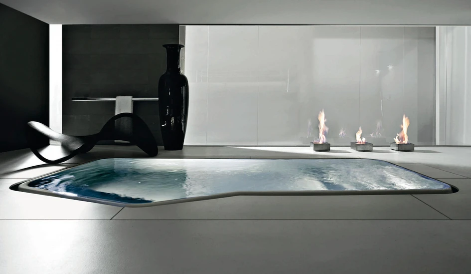 Die Kombination aus begehbarer Dusche und Badewanne von Rexa Design, Unico Boiserie (oben), die Step-in Pure Badewanne und Dusche von Duscholux (Mitte) und der versenkte Infinity-Minipool von Kos (unten) mit Stufen