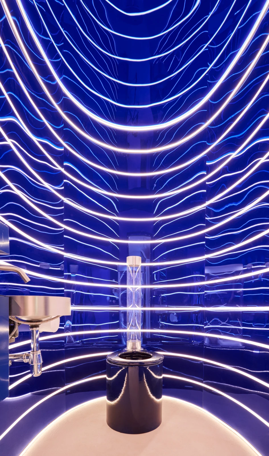 Whether for a private residence, hospitality or commercial projects, Trone's designs can be customised and produced in a broad variety of different glazes and colours, for example at the coworking space in Brussels, pictured above