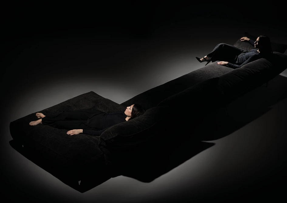 Das Sofa Standalto verwendet das "intelligente Kissen" von Edra, das mit einem cleveren internen System ausgestattet ist, das den Komfort erhöht, indem es auf natürliche Weise auf den Benutzer reagiert