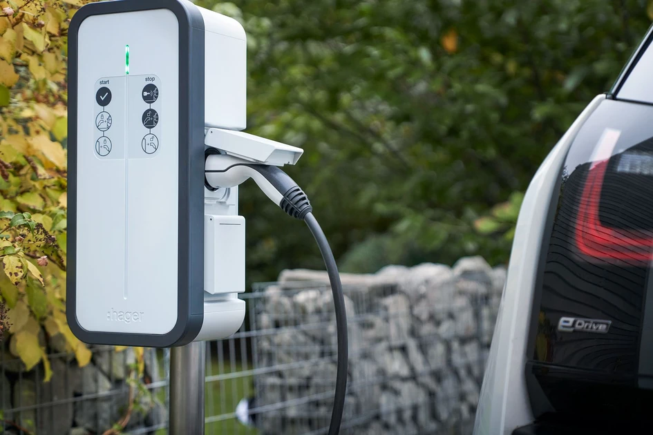 Die intelligente Ladestation witty solar ist optional verfügbar und ermöglicht E-Autos mit selbsterzeugtem Strom zu laden: von der Boost-Ladefunktion über dreiphasiges Laden bis zum einphasigen Laden, wenn nicht genug Energie verfügbar ist