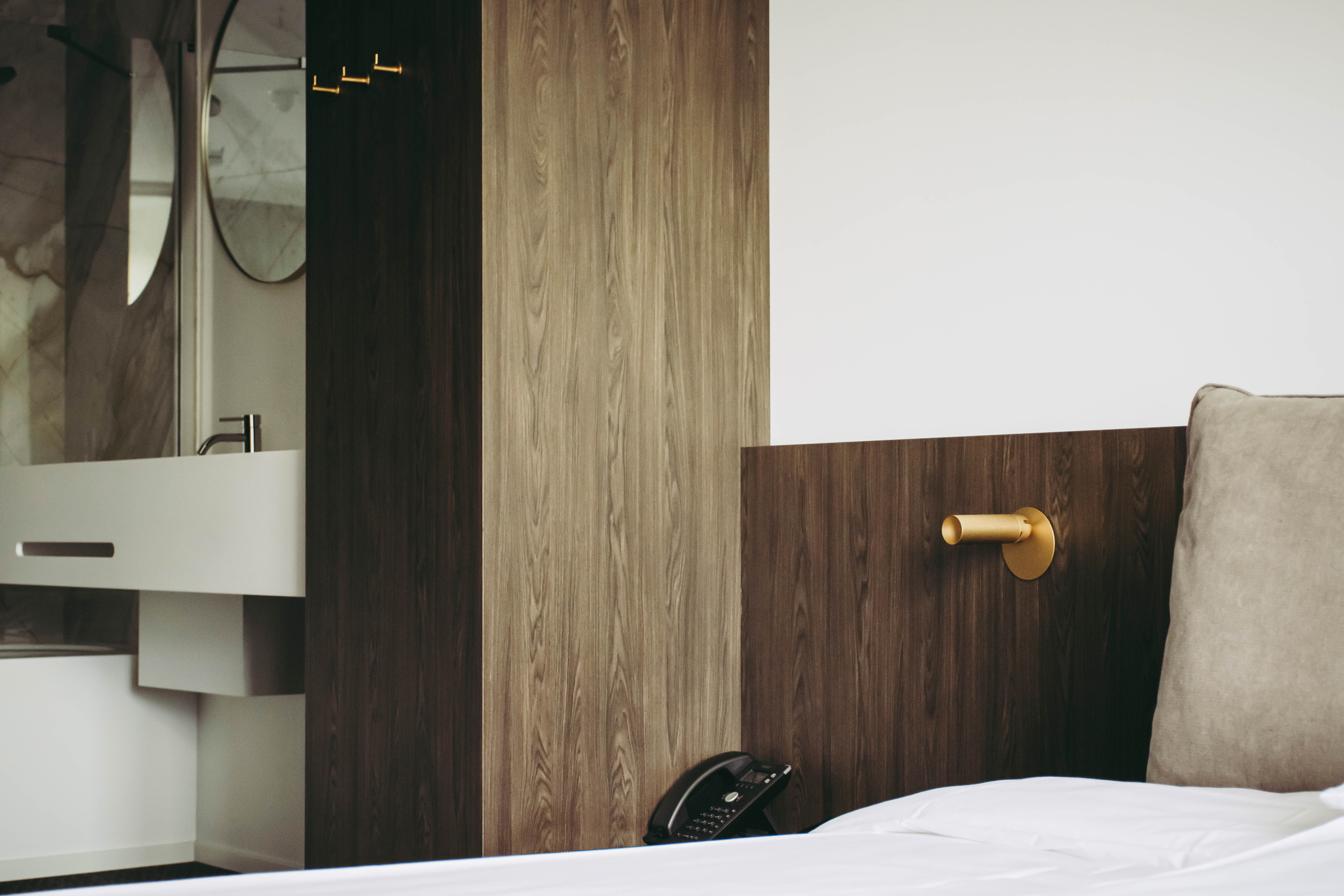The interior renovation of the Astoria Hotel in De Haan, Belgium, had to be refined, practical and sustainable. The makeover team found the answer in Unilin’s Clicwall MDF panels