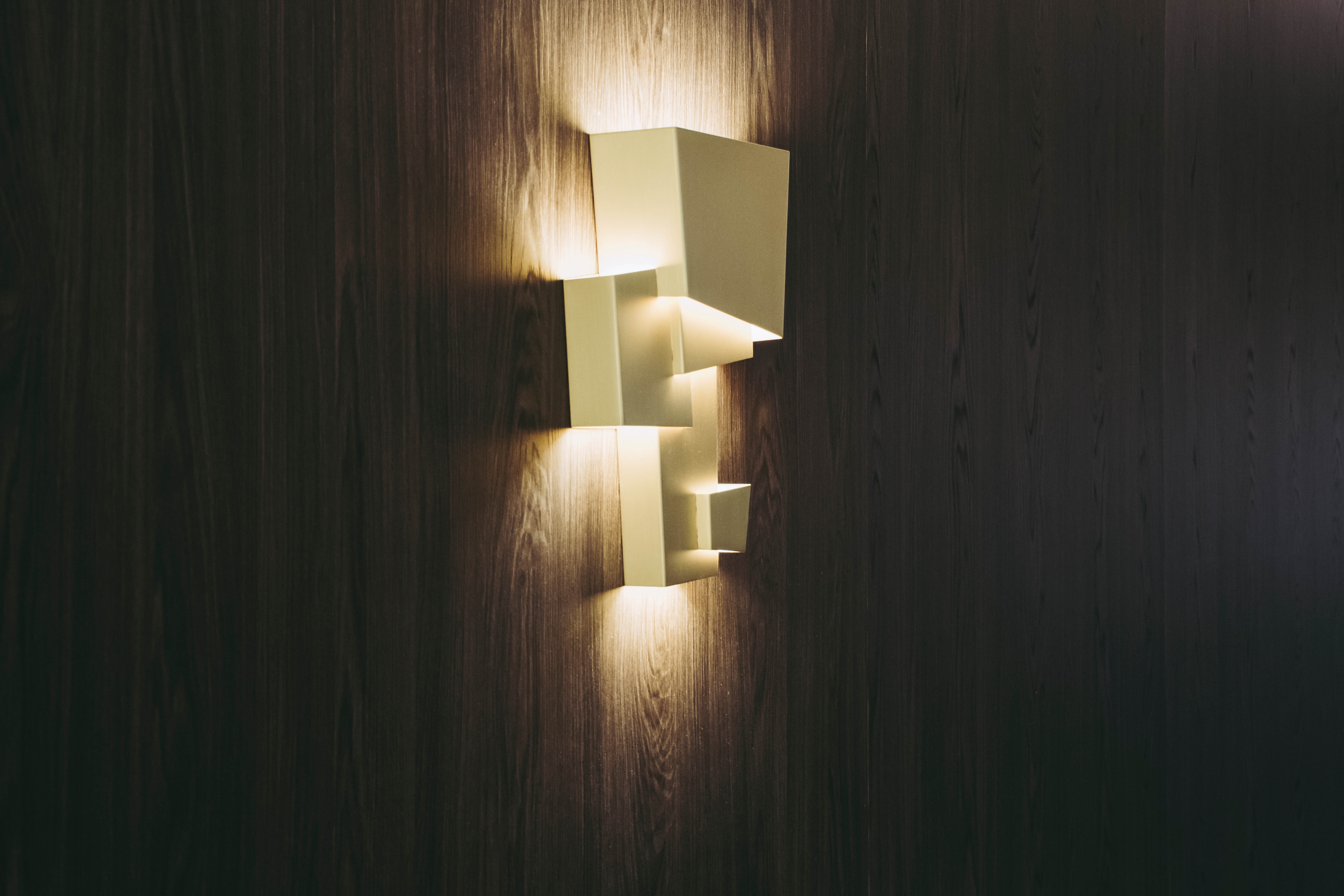 New walls were created using Unilin’s MDF panels in Dainty Oak Café Noir in combination with Juunoo partitions, bringing an elegant warmth to the corridors and landings