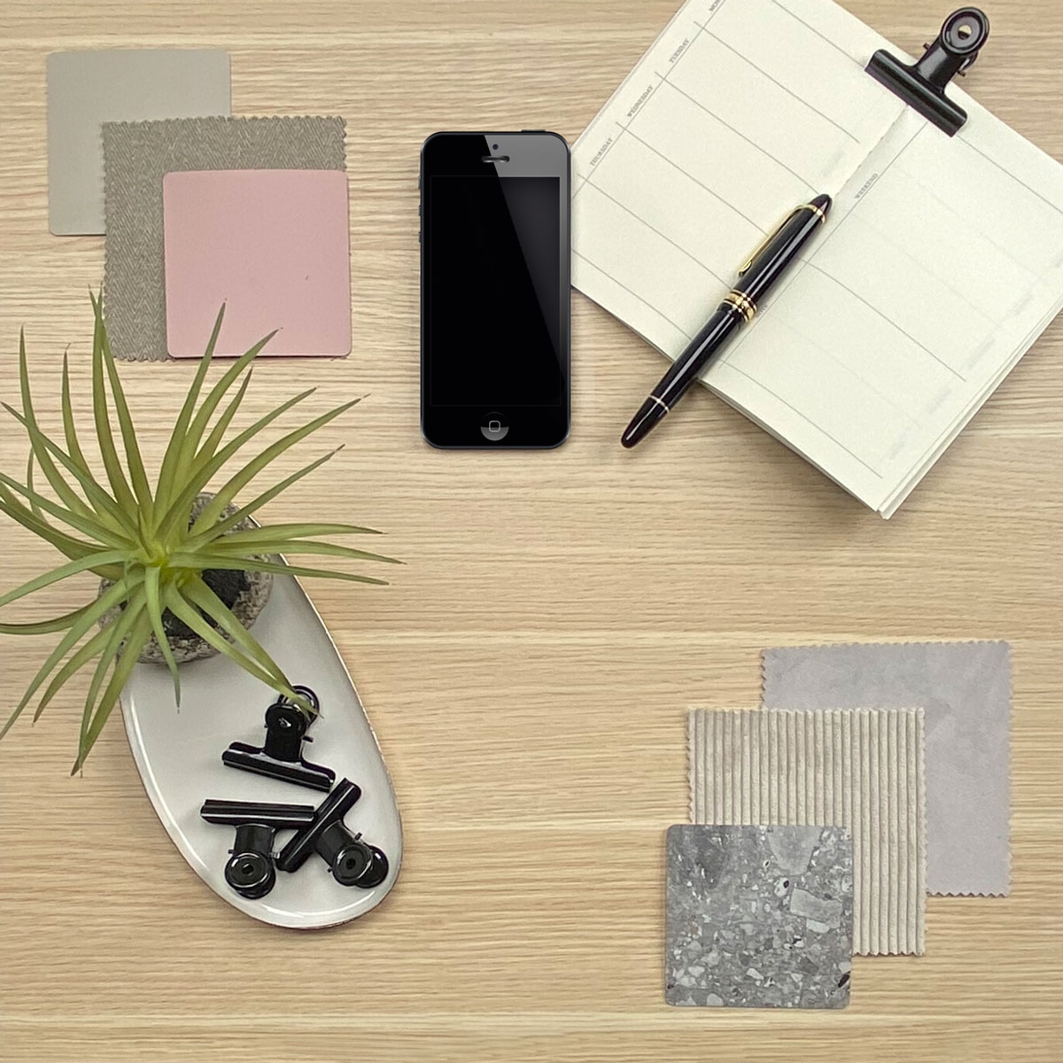 Home meets office: with its discreet design and coordinated colours, the workstation blends in harmoniously into the living area