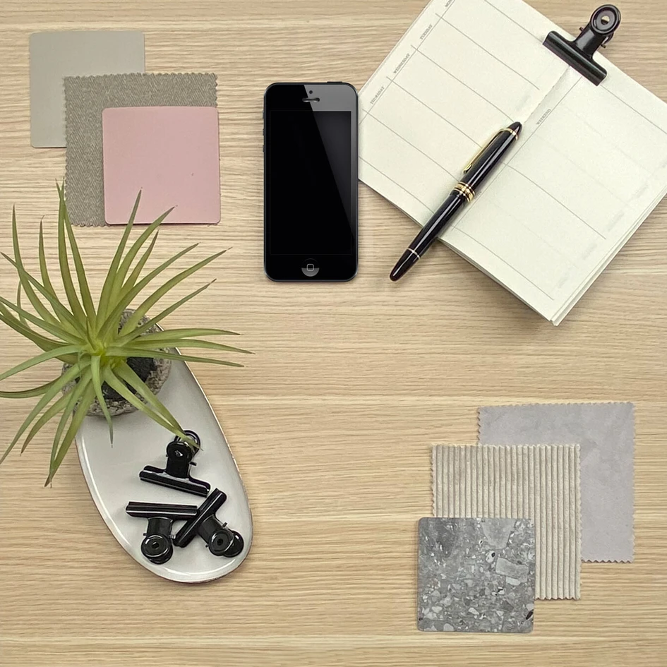 Home meets office: with its discreet design and coordinated colours, the workstation blends in harmoniously into the living area