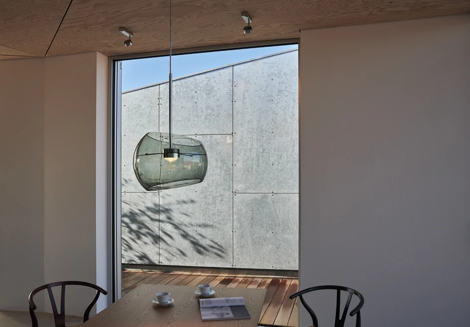 Life is coming to the Bilker Bunker in Düsseldorf. The illuminated windows of the bunker's five newly created penthouses are visible from afar. Each is fitted out with luminaires from Licht im Raum. © Udo Kowalski