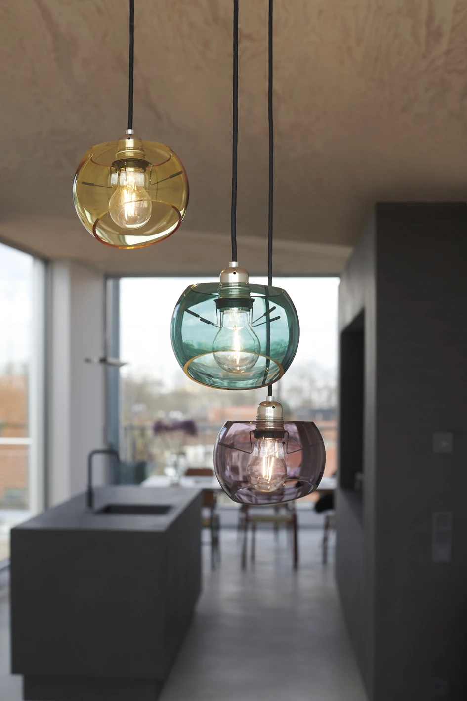 Initially, the products of the Solingen-based lighting manufacturer, such as the Glass Moons shown here, were only intended for the show apartment. The overall concept was so well received, however, that all owners had them installed. © Udo Kowalskil