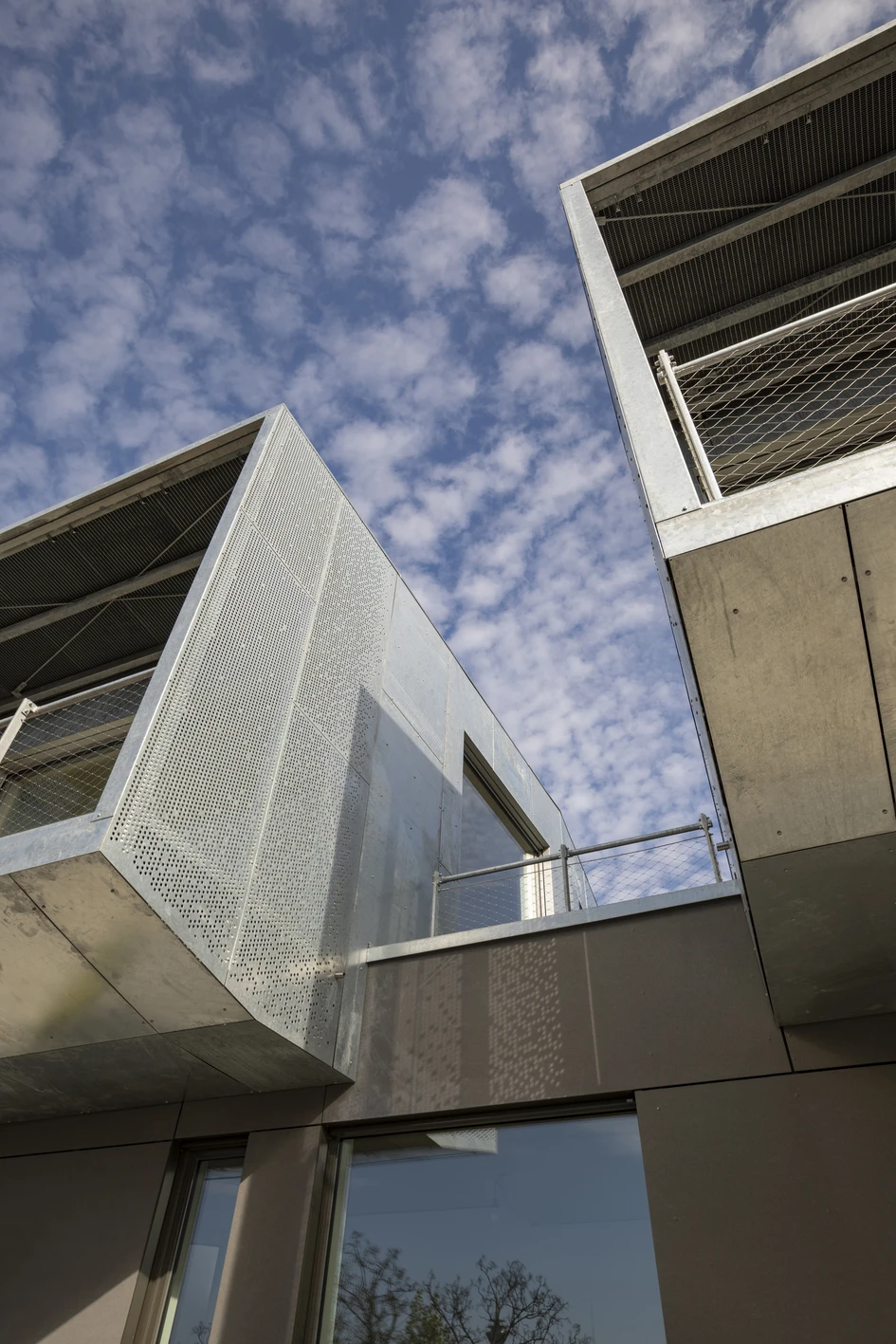Like the watchtowers of a castle, the wooden structures tower over the city. Each of the differently-sized penthouses designed by architects Anders wohnen in der Stadt comprises two storeys. © Küssdenfrosch