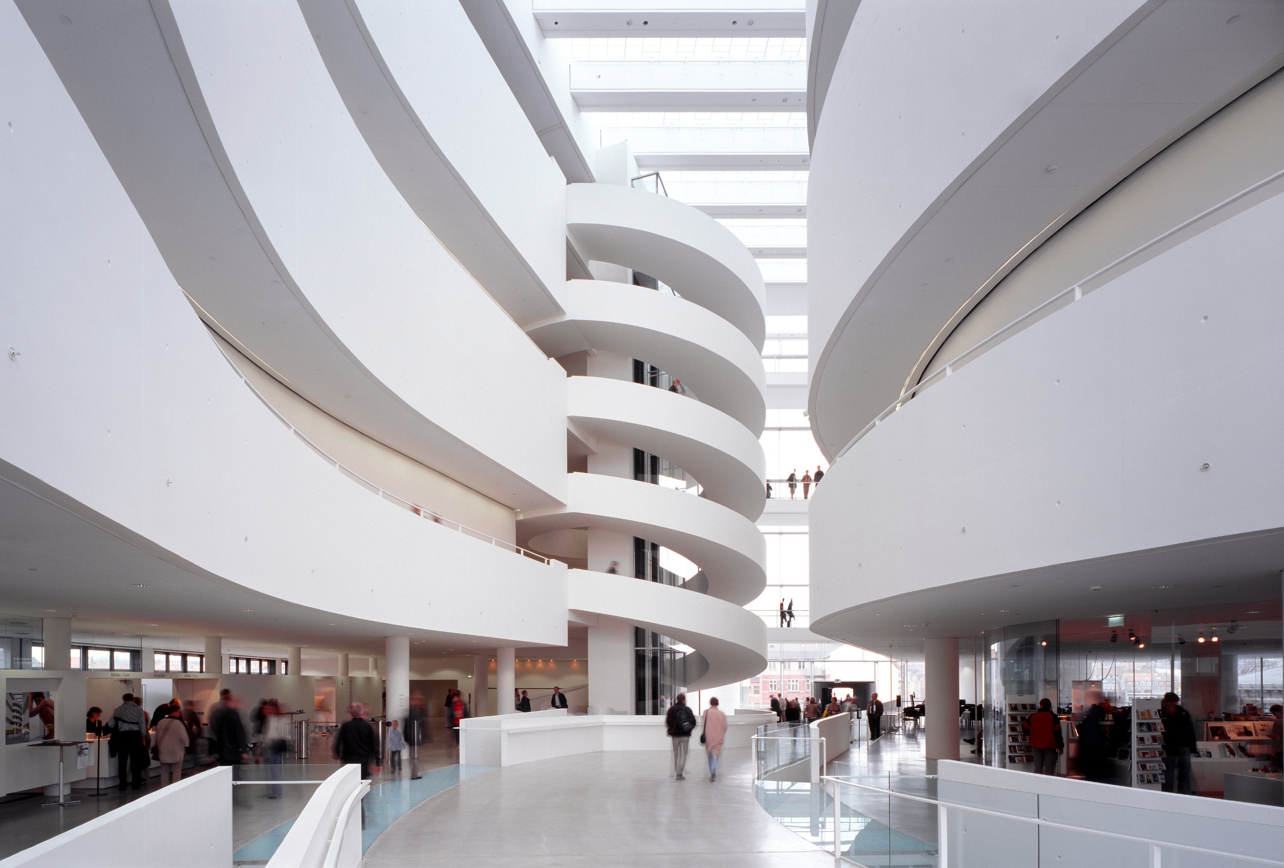 Dänemark übernahm die Idee des Gesamtkunstwerks, einer Architektur, die sich durch die Liebe zum Detail und das perfekte Gleichgewicht seiner Elemente auszeichnet. Fotos: Iwan Baan, Architect: BIG – Bjarke Ingels Group (oben), Adam Mørk (unten)