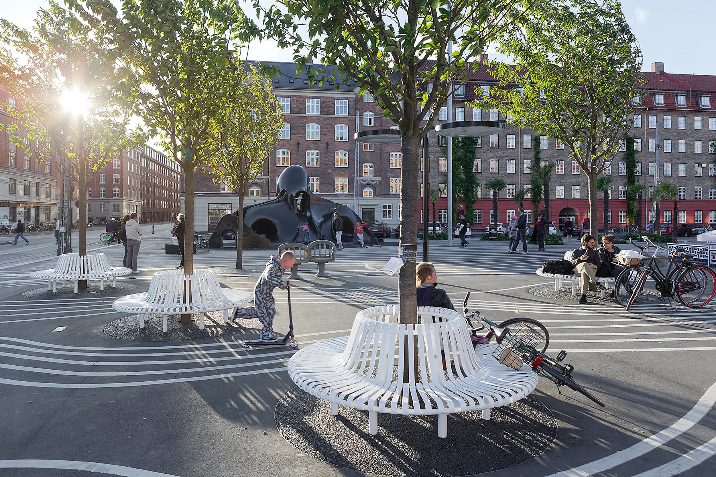 Das Bekenntnis zu einem harmonischen „Gesamtdesign“ wird in Dänemarks öffentlichen und privaten Räumen deutlich. Fotos: Luca Santiago Mora (oben), Chris Turner und INTERFILM Production (Mitte) und Iwan Baan, Architect: BIG – Bjarke Ingels Group (unten)