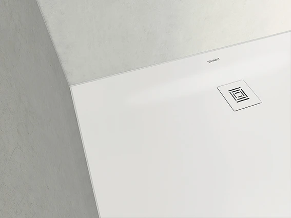 The high surface hardness and density of the new material guarantees that the shower tray is comparatively insensitive to damage and soiling. Both visually and haptically, the drain cover integrates into the shower tray