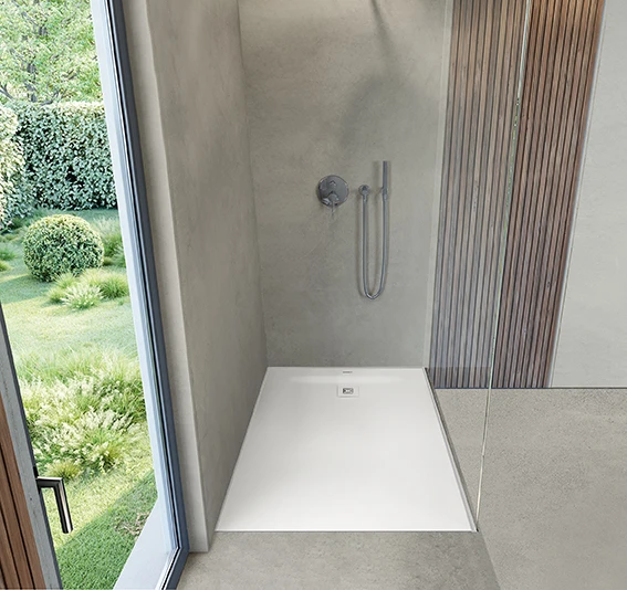 With its extremely low installation height of just 30 mm, the self-supporting Sustano shower tray is suitable for three types of installation: flush-mounted (even in renovations with a low floor build-up), surface-mounted or semi-recessed