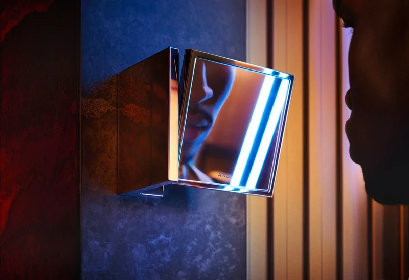 Striking details: the towel rail and vanity mirror in Polished Gold Optic come from the AXOR Universal Rectangular Accessories series designed by Philippe Starck