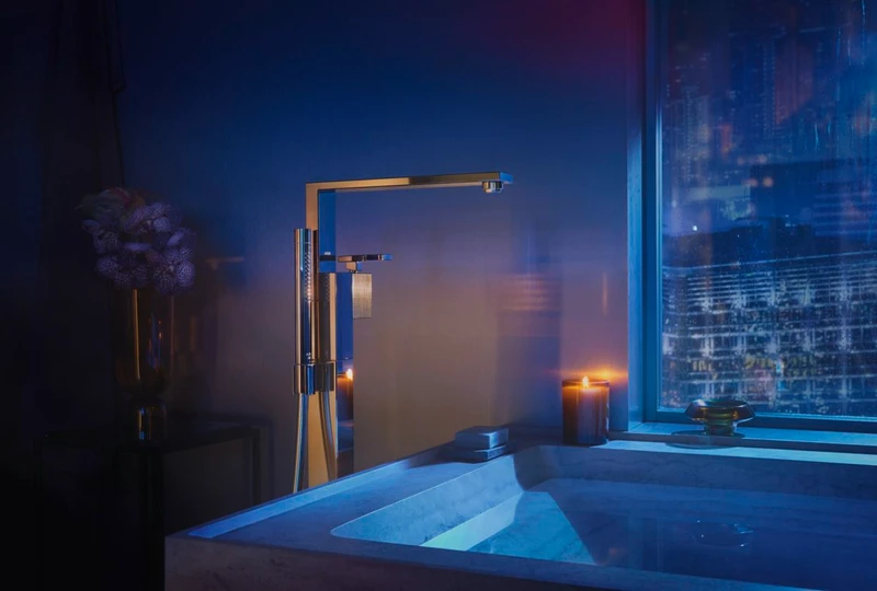 Like the basin mixer, the free-standing bath spout with shower is part of the AXOR Edge collection designed by Jean-Marie Massaud. Auer particularly likes its haptic prismatic structure