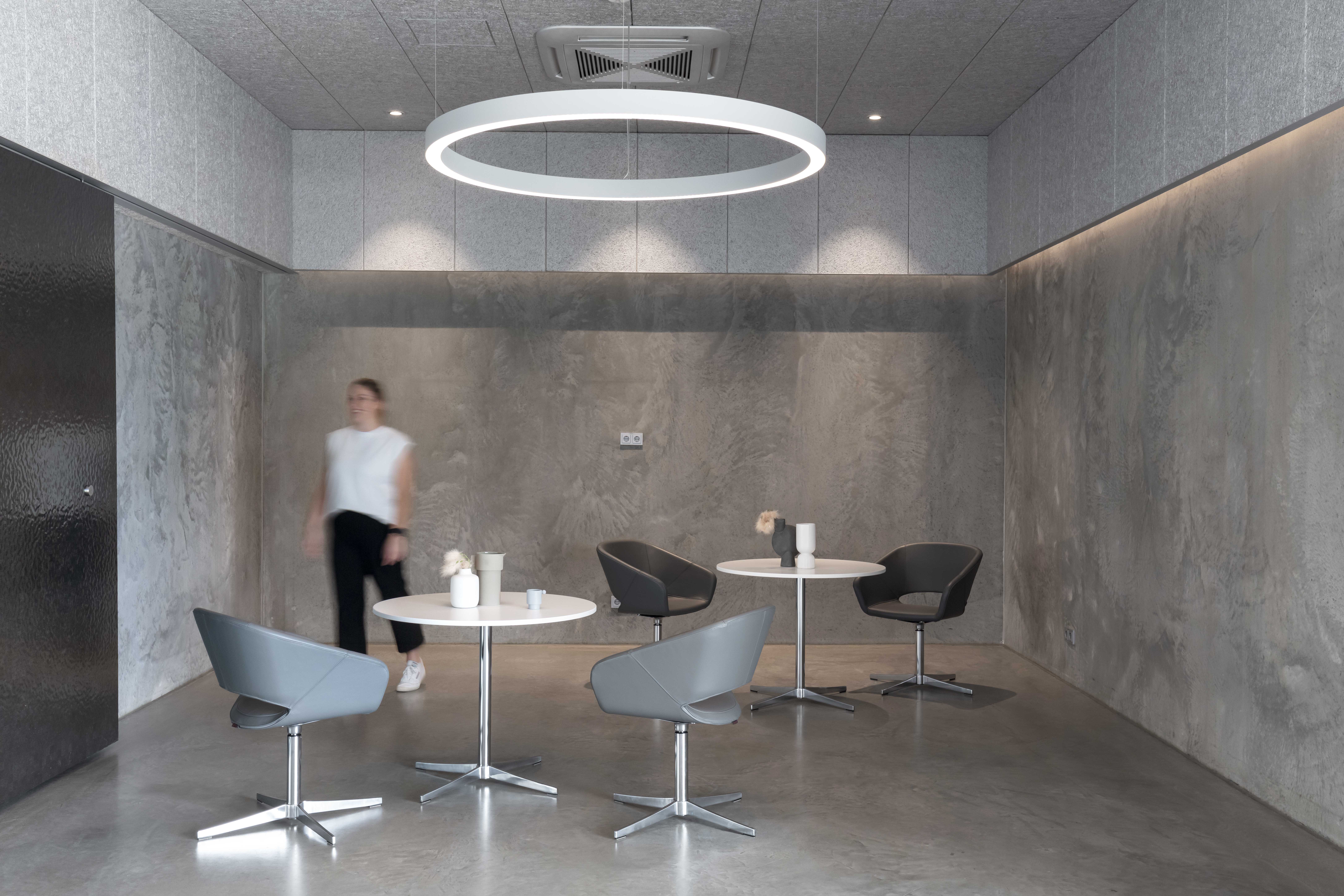 Fitted with a four-star base, Averio XS forms a harmonious ensemble with Züco's Perillo Table 
