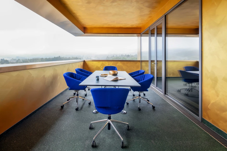 The Averio XS is a brand new version, a further development of the original Averio but with a focus on new-work environments. In addition to a somewhat slimmer shape, it is available in even more frame versions