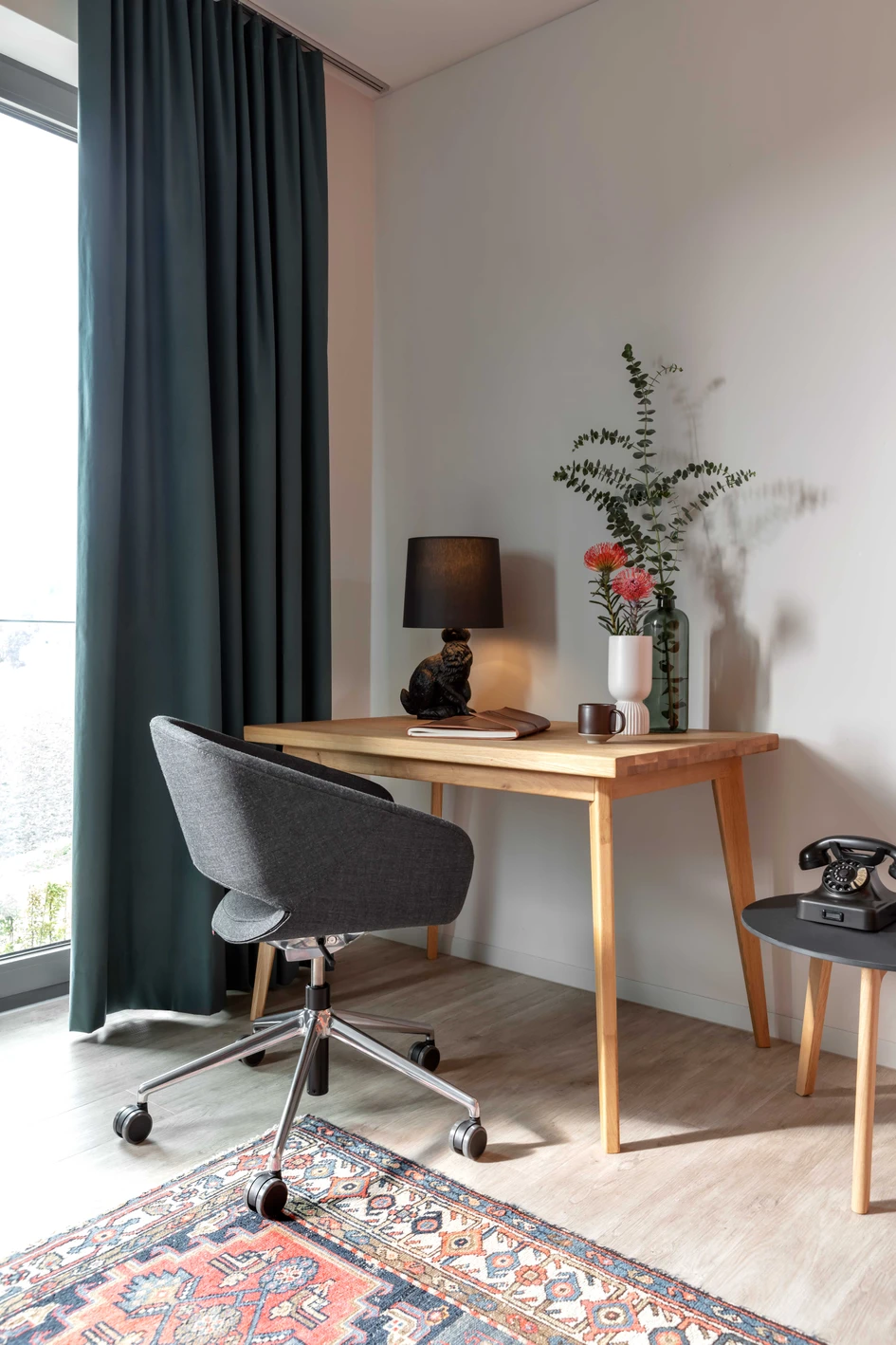 One family, many personalities: As with the Averio, the characteristic features of the Averio XS are the narrow opening at the back and the embracing armrests. Numerous colour and upholstery options allow a high degree of individualisation