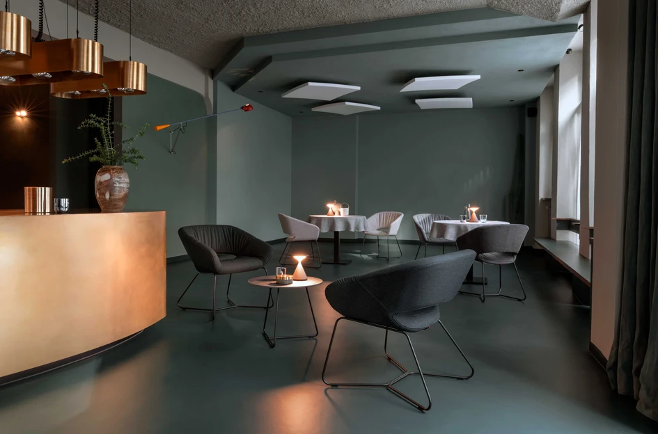 The comfortable Averio and Averio XS lounge chairs with their curved frame have a particularly graceful appearance. The different frame and upholstery versions can be displayed in augmented reality via smartphone or tablet using the Züco configurator