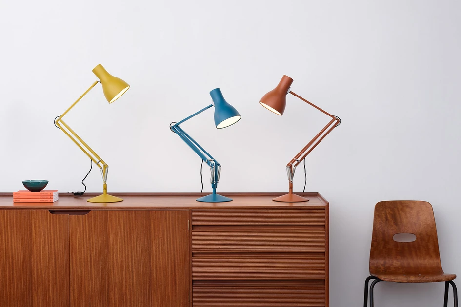 Founder of the balanced-arm design, the Anglepoise lamp holds the weight of its head with attached springs