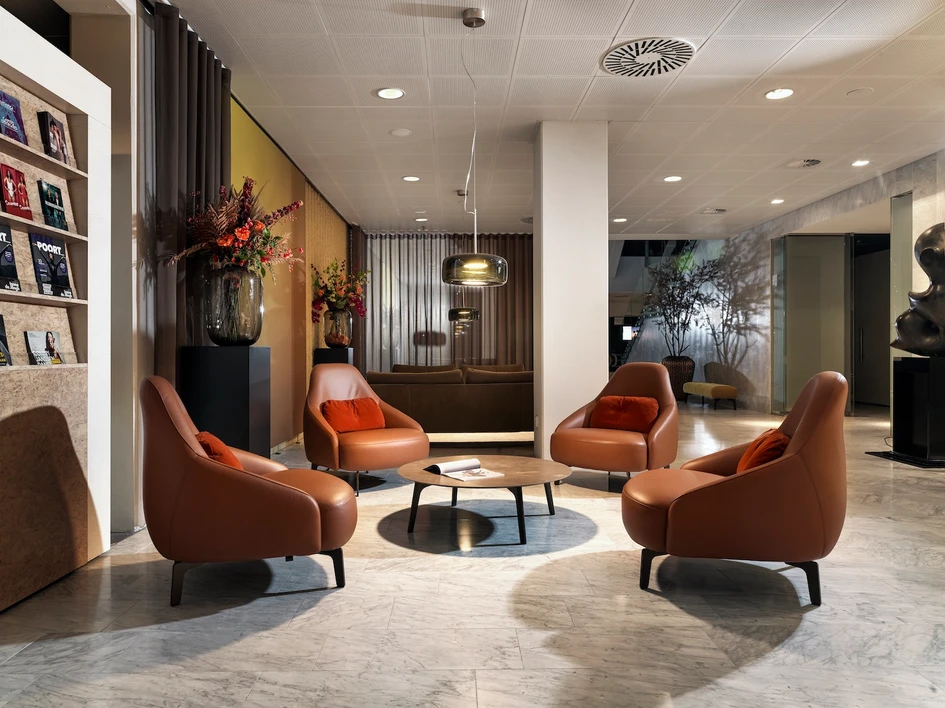 A quartet of Leolux LX695 armchair by Edward van Vliet creates an ideal conversation space