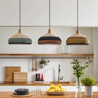 Die industrielle Inspiration der 1950er Jahre für die Form von Jette Scheibs Grass-Design ist in der Form der Pendelleuchte sichtbar. Die Wärme kommt vom natürlichen Abaca und Raffia, die auf den Philippinen handgewebt werden