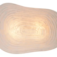 Die poetische, wolkenähnliche Leuchte Nebulis von Elise Fouin für Forestier wird aus nicht gewebter Seide hergestellt, die von einem Unternehmen in Südfrankreich stammt, das die traditionelle Seidenherstellung in der Region wiederbelebt