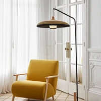 Die architektonischen Formen erlauben es, die Leuchten in allen Formen zu verwenden – als Tisch- und Stehlampen, Pendelleuchten und Wandleuchter, während ihre natürlichen Materialien Wärme in alle Innenräume bringen