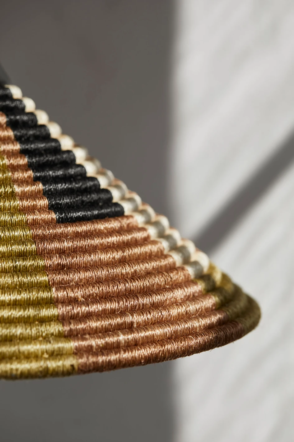 Scheibs Parrot-Leuchten gehören zur gleichen Familie wie Grass, haben aber eine konische Form. Die Inspiration für beide stammt aus der traditionellen afrikanischen Korbflechterei, während die Farben von natürlichen Landschaften inspiriert sind