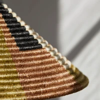 Scheibs Parrot-Leuchten gehören zur gleichen Familie wie Grass, haben aber eine konische Form. Die Inspiration für beide stammt aus der traditionellen afrikanischen Korbflechterei, während die Farben von natürlichen Landschaften inspiriert sind