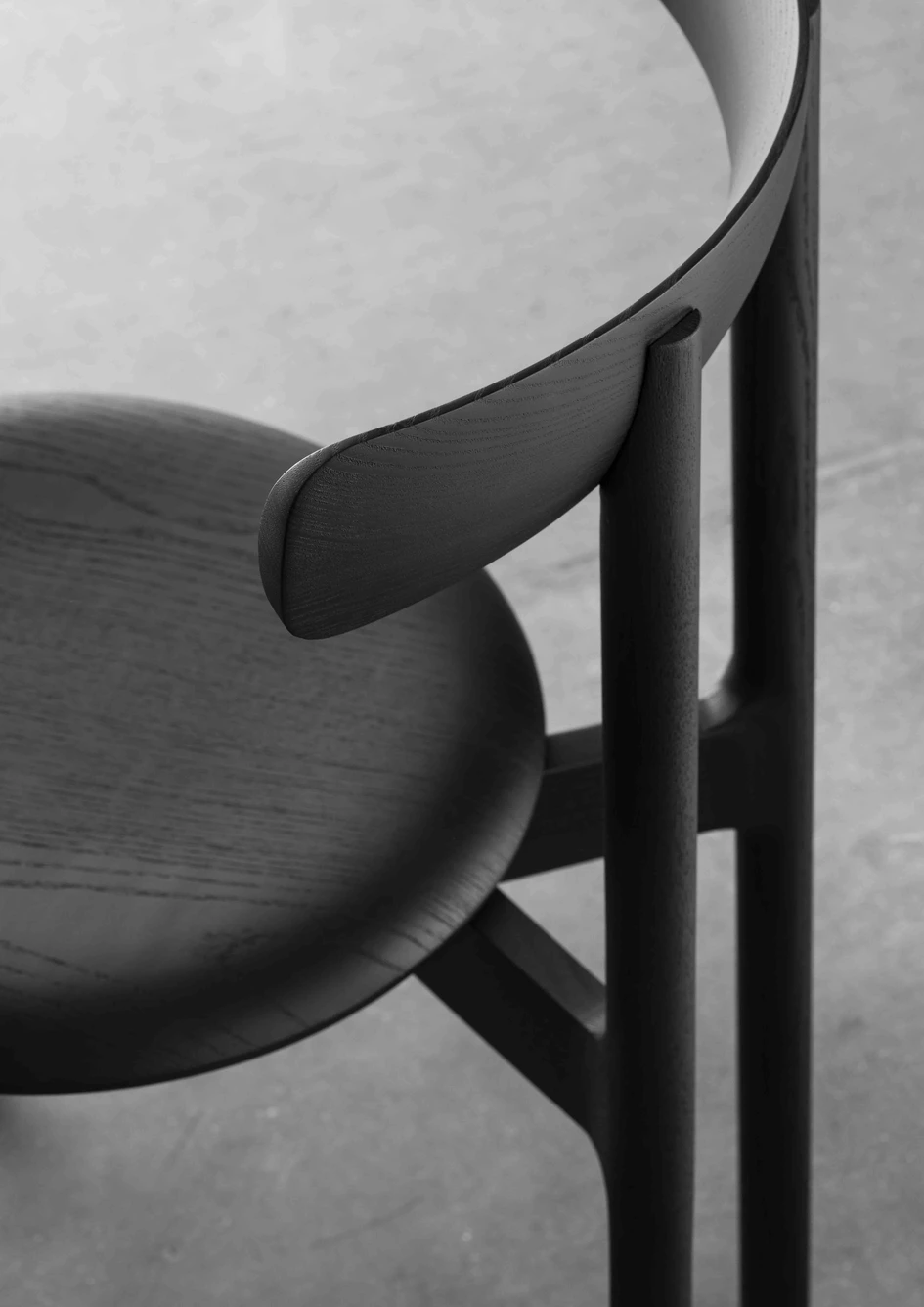 Top: Organic surfaces and discreet details harmonised in an apparent simplicity. Above: The curved base of the backrest fuses with the seat, forming a unified whole
