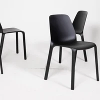 The development stages of the Mono from the first 3D print to the finished product. The final result is made from a single cast of polypropylene. Photos: Carolin Wengert