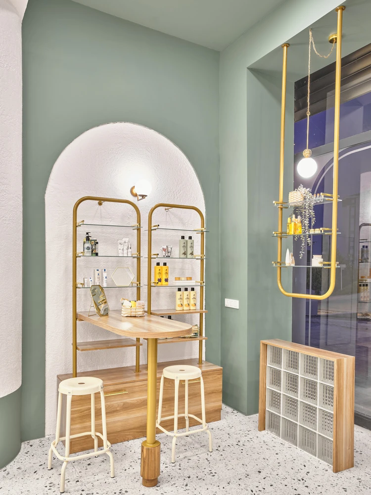 With a palette of soft, neutral colours and natural materials, K Pharmacy feels more like a private wellness spa, than a medical practitioner. Photos: Egeman Karakaya
