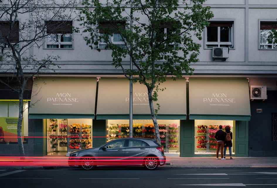 Mon Parnasse florists takes buyers through a maze of floral walls and blue skies (top), but the open-air store is, in fact, inside (middle, bottom). Photo: Imagen Subliminal