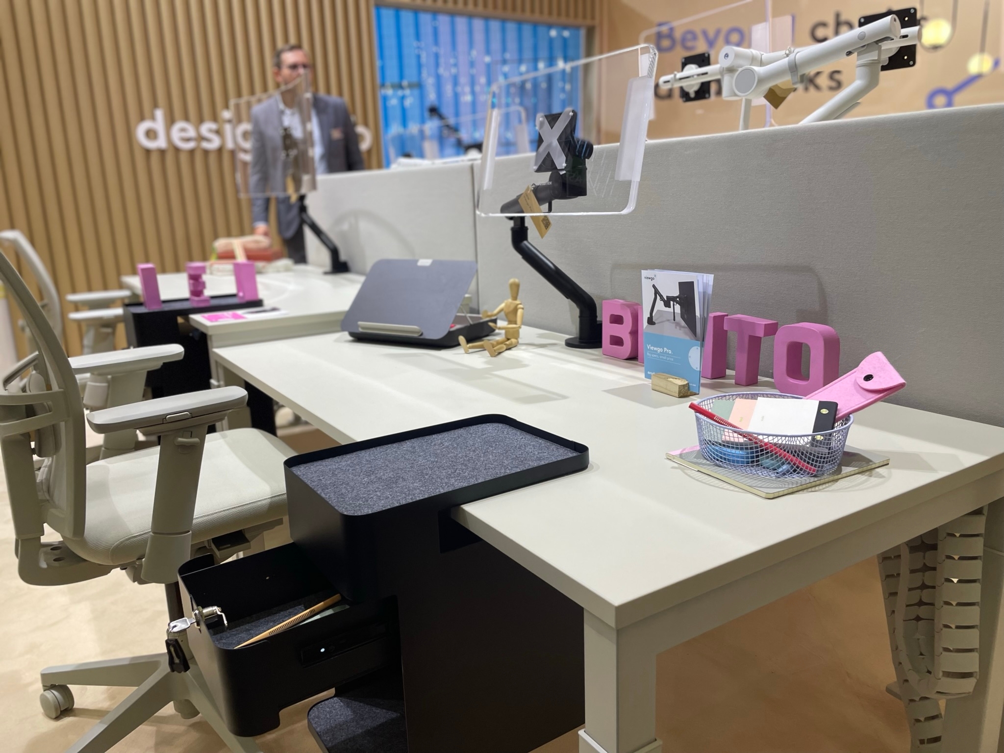 Working in close collaboration with other office furniture manufacturers, Dataflex is able to incorporate new trends and requirements into its product lines 