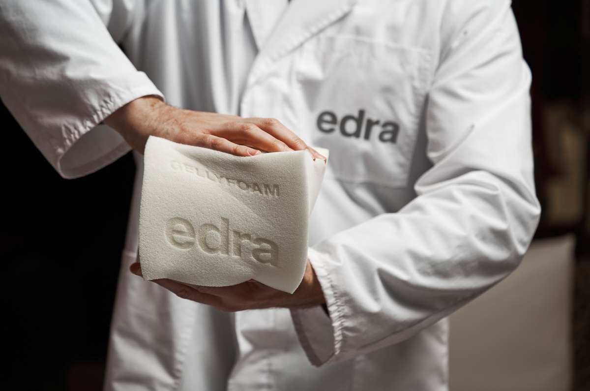 Die innovative Gellyfoam-Kissenfüllung von Edra ist aussergewöhnlich weich und stützt den Körper in jeder Position