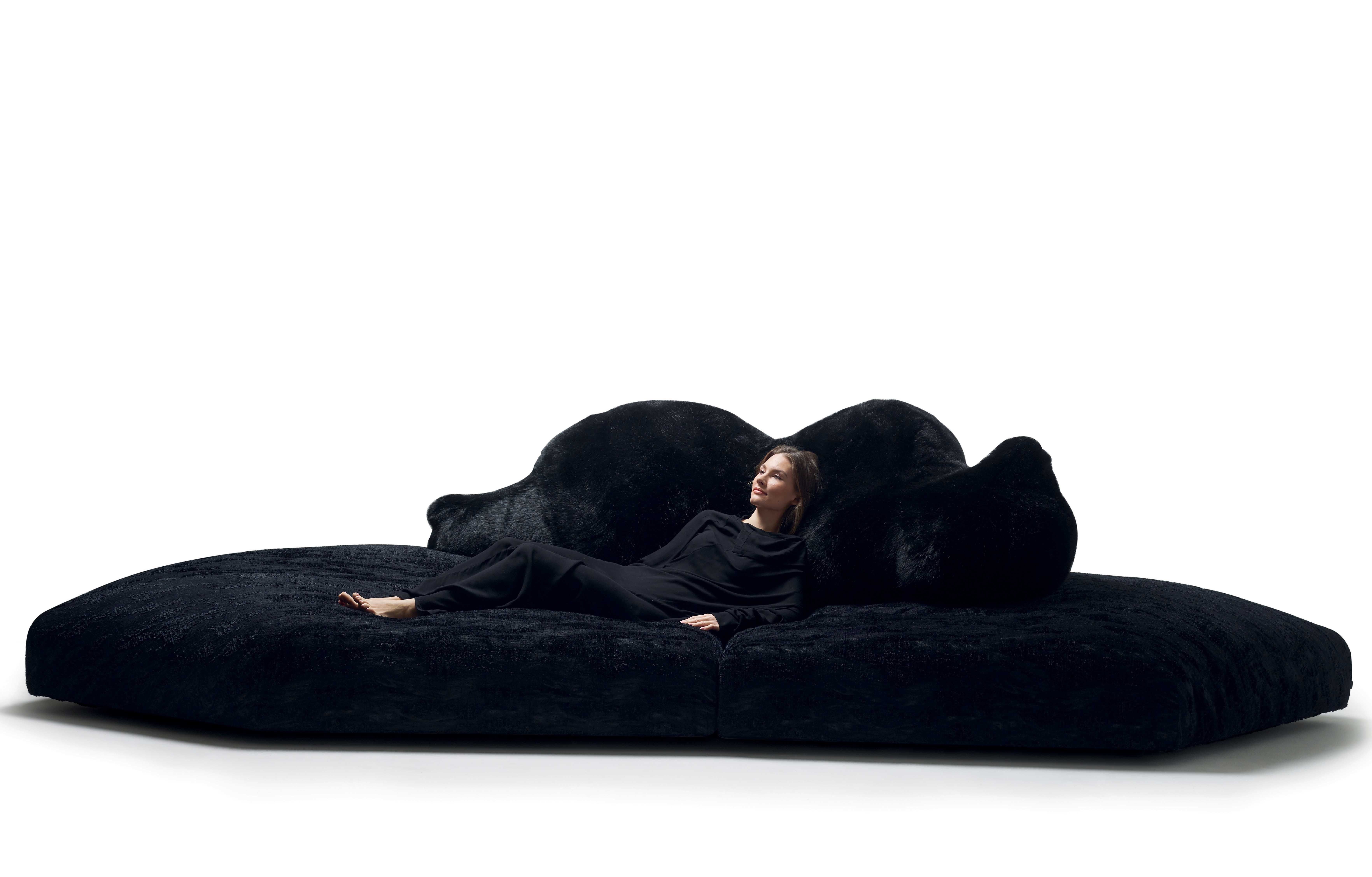 Das Sofa Pack hat die Form eines Bären, der auf einer Eisscholle liegt: eine Relax-Oase, die sich für antike und zeitgenössische Innenräume eignet