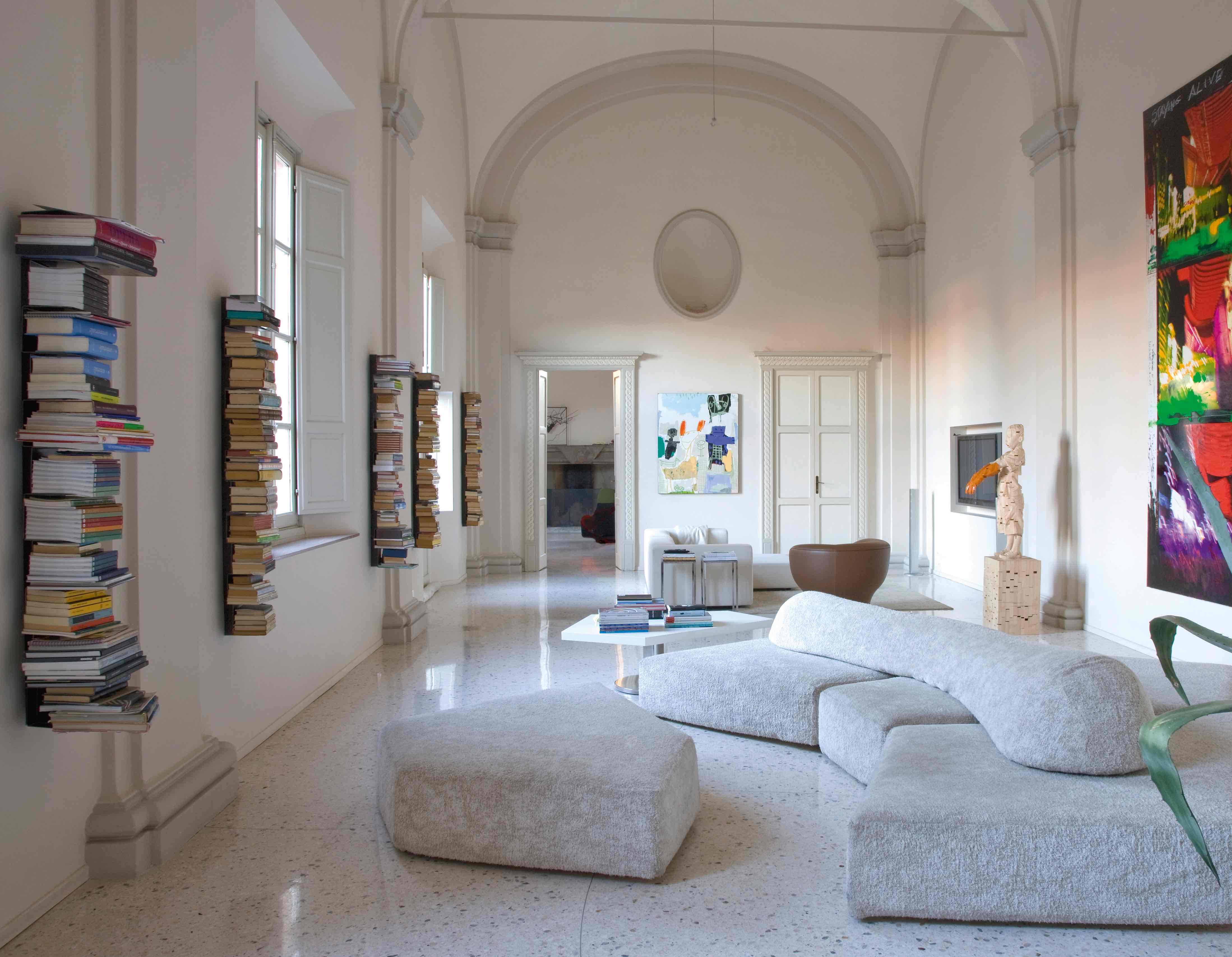 Das Sofa On The Rocks, das zu Freiheit und Fantasie im Raum anregt, kann in zahlreichen modularen Anordnungen aufgebaut werden