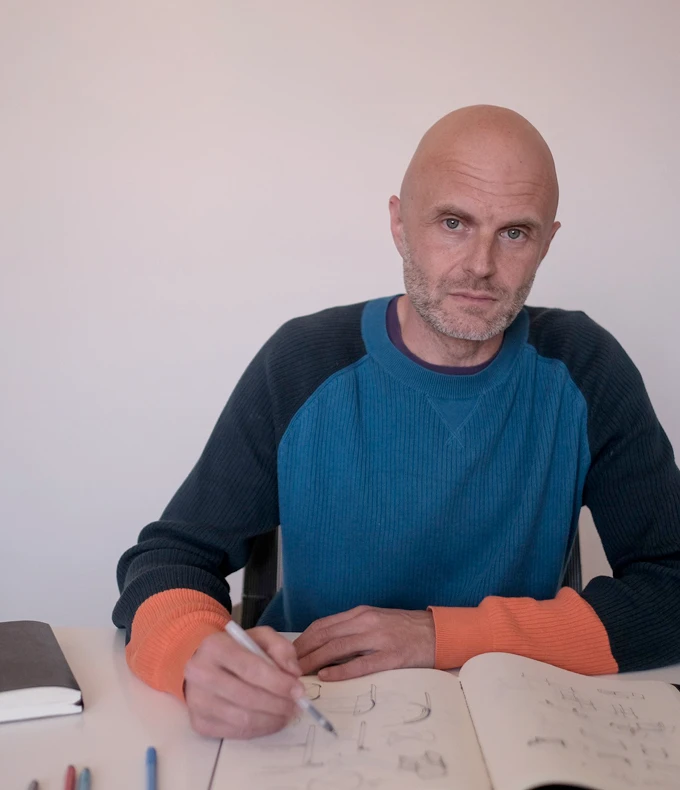 Im Gespräch mit unserem Chefredakteur erläutert der italienisch-britische Industriedesigner Robin Rizzini, was das moderne Büro braucht und wie seine neueste Zusammenarbeit mit dem italienischen Schwergewicht Pedrali aussieht