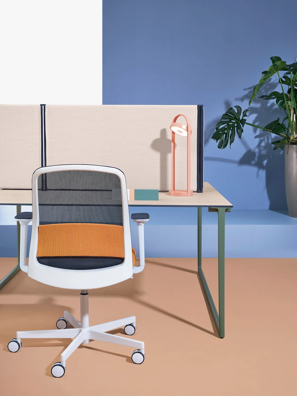 Die Neugestaltung von Toa schafft den dringend benötigten Platz, der in modernen Büroumgebungen flexibel genutzt werden kann. Die Faltwand sorgt dann für mehr Privatsphäre. Künstlerische Leitung: Studio FM. Foto: Andrea Garuti. Styling: Studio Salaris