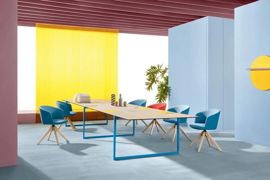 Toa ist auch in einer dreibeinigen Konferenzversion erhältlich, die viel Platz für Diskussionen bietet. Künstlerische Leitung: Studio FM. Foto: Andrea Garuti. Styling: Studio Salaris