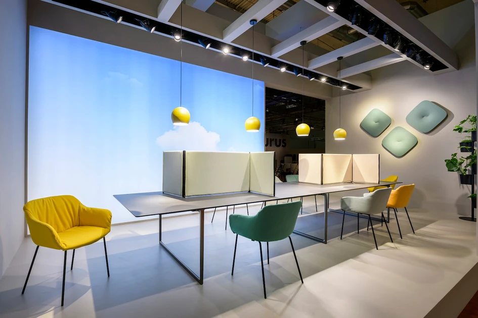 Der Toa-Tisch und die Toa-Faltwand von Robin Rizzini bei #pedraliworkspaces auf der Orgatec 2022. Foto: Frank Jankowski