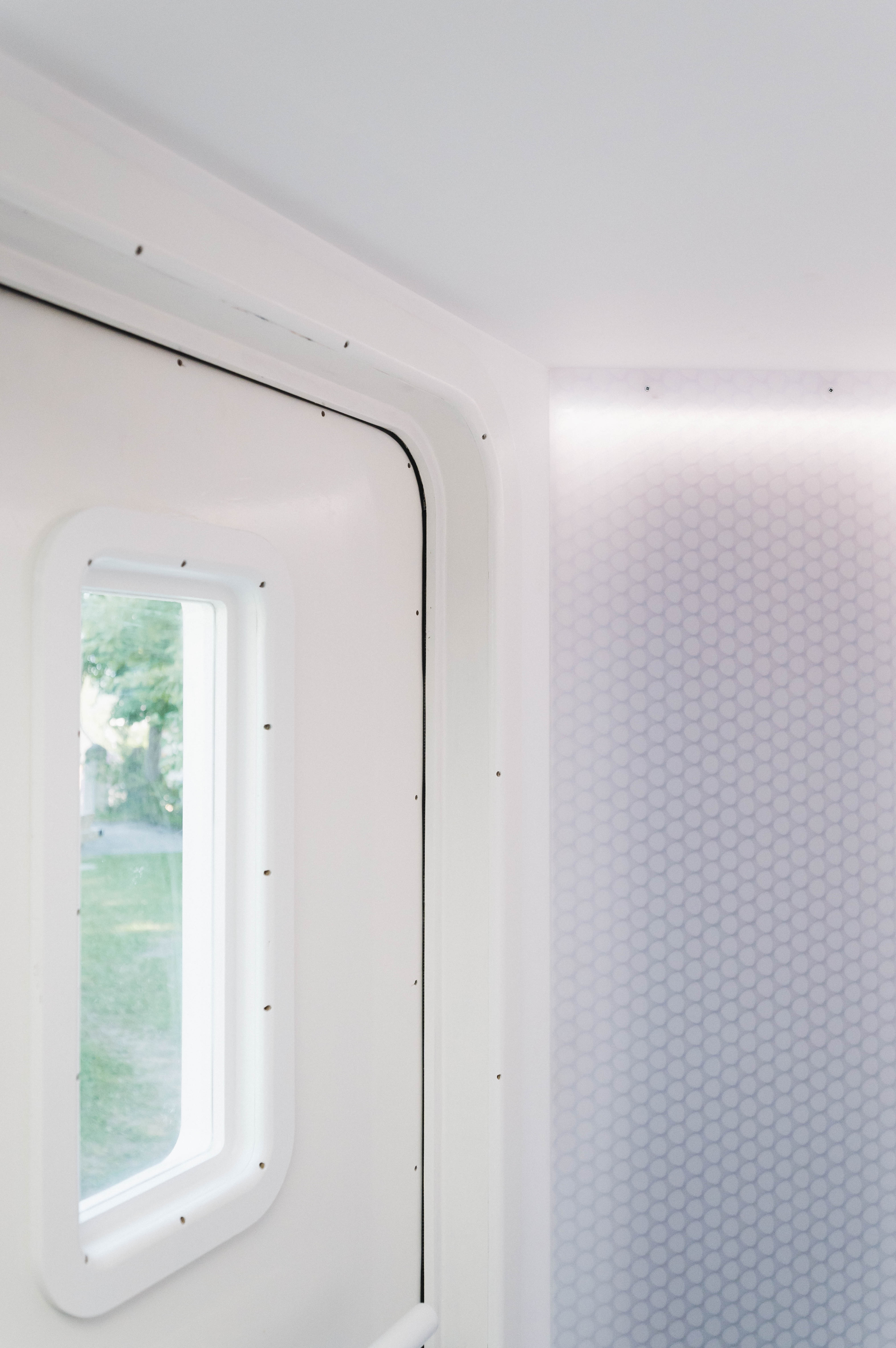 Climb in and take off: In theory at least, you leave planet Earth behind as soon as you pass through the airlock. The honeycomb structure of Design Composite's clear-PEP® panels creates an exciting light-scattering effect