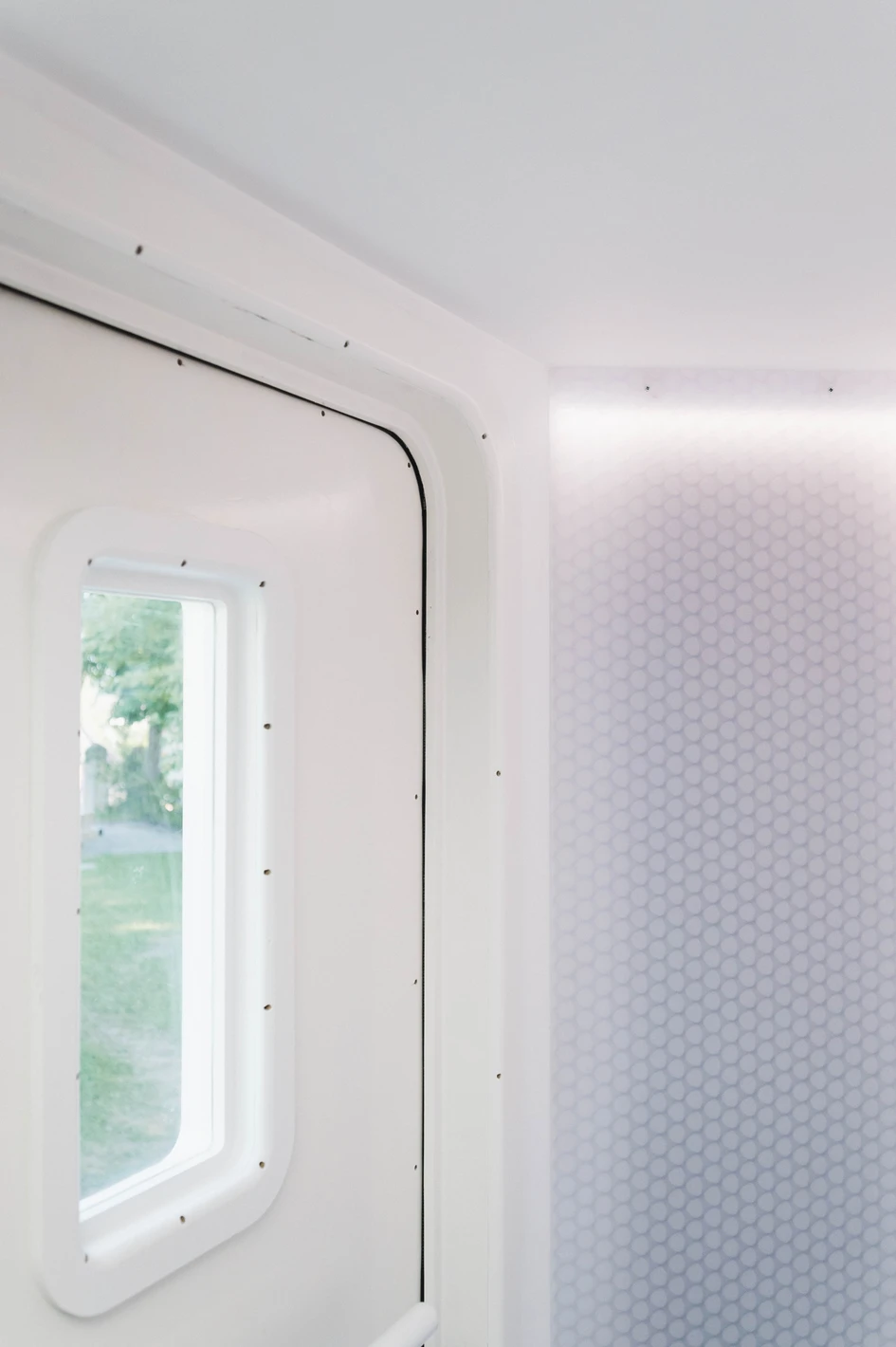 Climb in and take off: In theory at least, you leave planet Earth behind as soon as you pass through the airlock. The honeycomb structure of Design Composite's clear-PEP® panels creates an exciting light-scattering effect