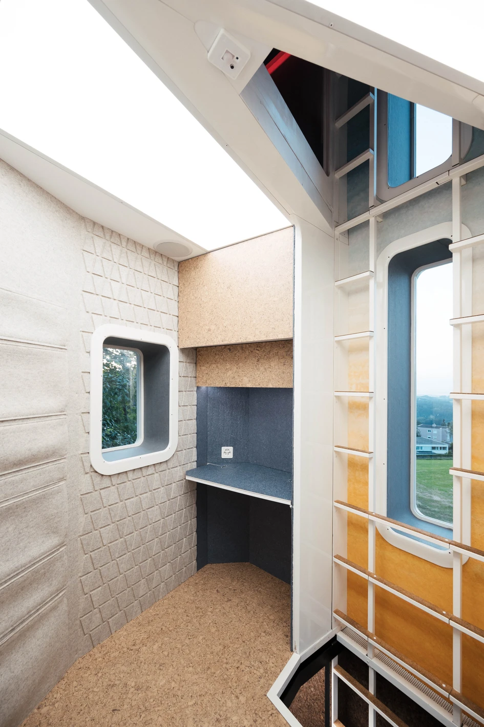 Haptically pleasant materials such as recycled felt and cork create a sense of well-being in this relatively close confinement. The partition door is made with a robust clear-PEP® lightweight panel from Design Composite 