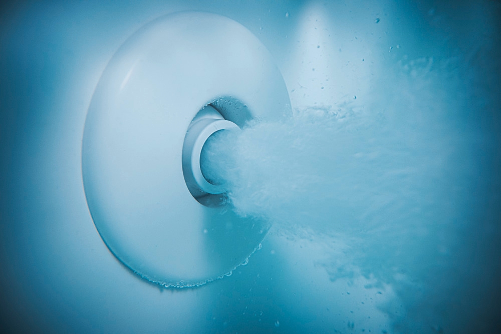 The side nozzles can be individually aligned to the body, special micro-nozzles specifically treat the back and feet
