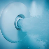 The side nozzles can be individually aligned to the body, special micro-nozzles specifically treat the back and feet