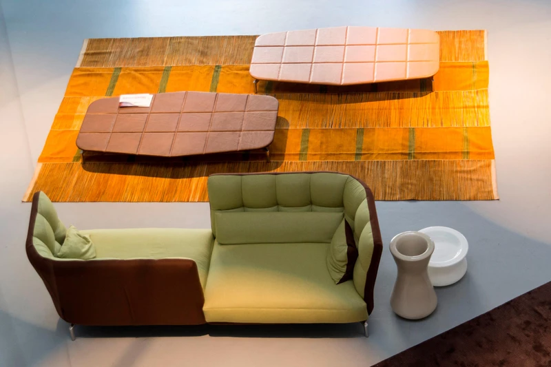 Vitra’s Polder Sofa (top) gives users the option of various back heights, while the high-backed Carlton from Giovannetti Collezioni (bottom) wraps around them for support