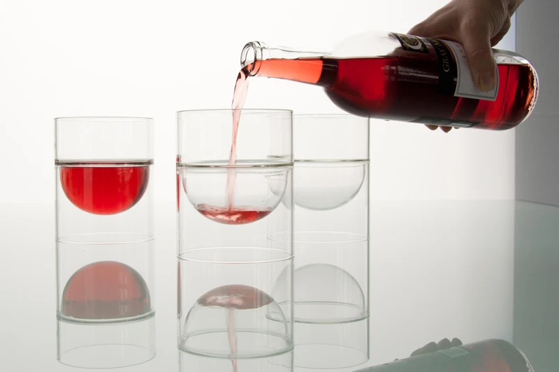 Das Glasgeschirr Float von Molo trennt zwei Schichten aus Borosilikatglas, um kalte oder heisse Getränke bequem halten zu können